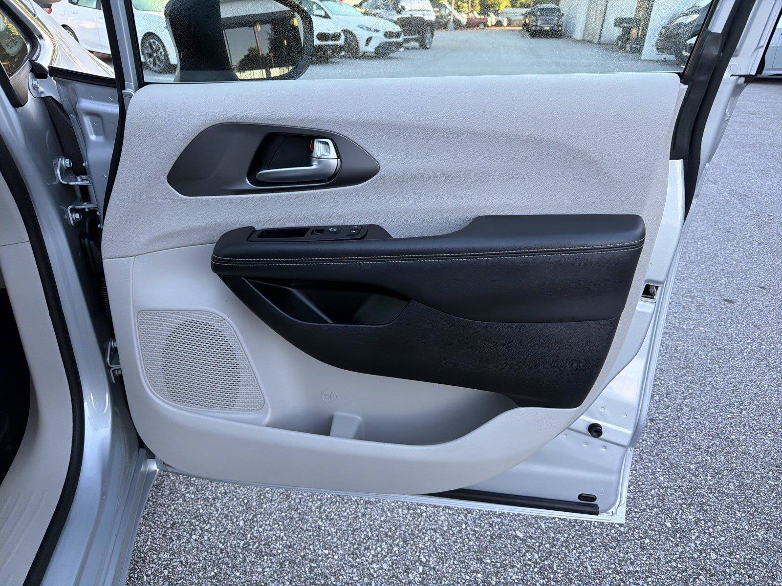 Used 2024 Chrysler Pacifica Touring-L FWD image 12