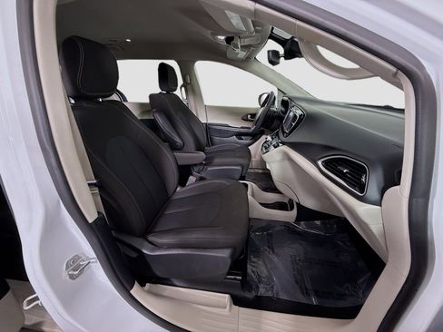 Used 2023 Chrysler Voyager LX image 25