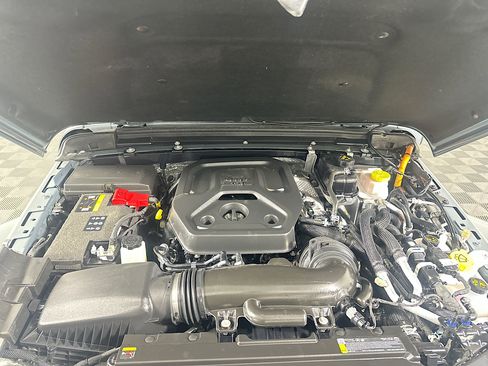 Used 2025 Jeep Wrangler Sahara image 32