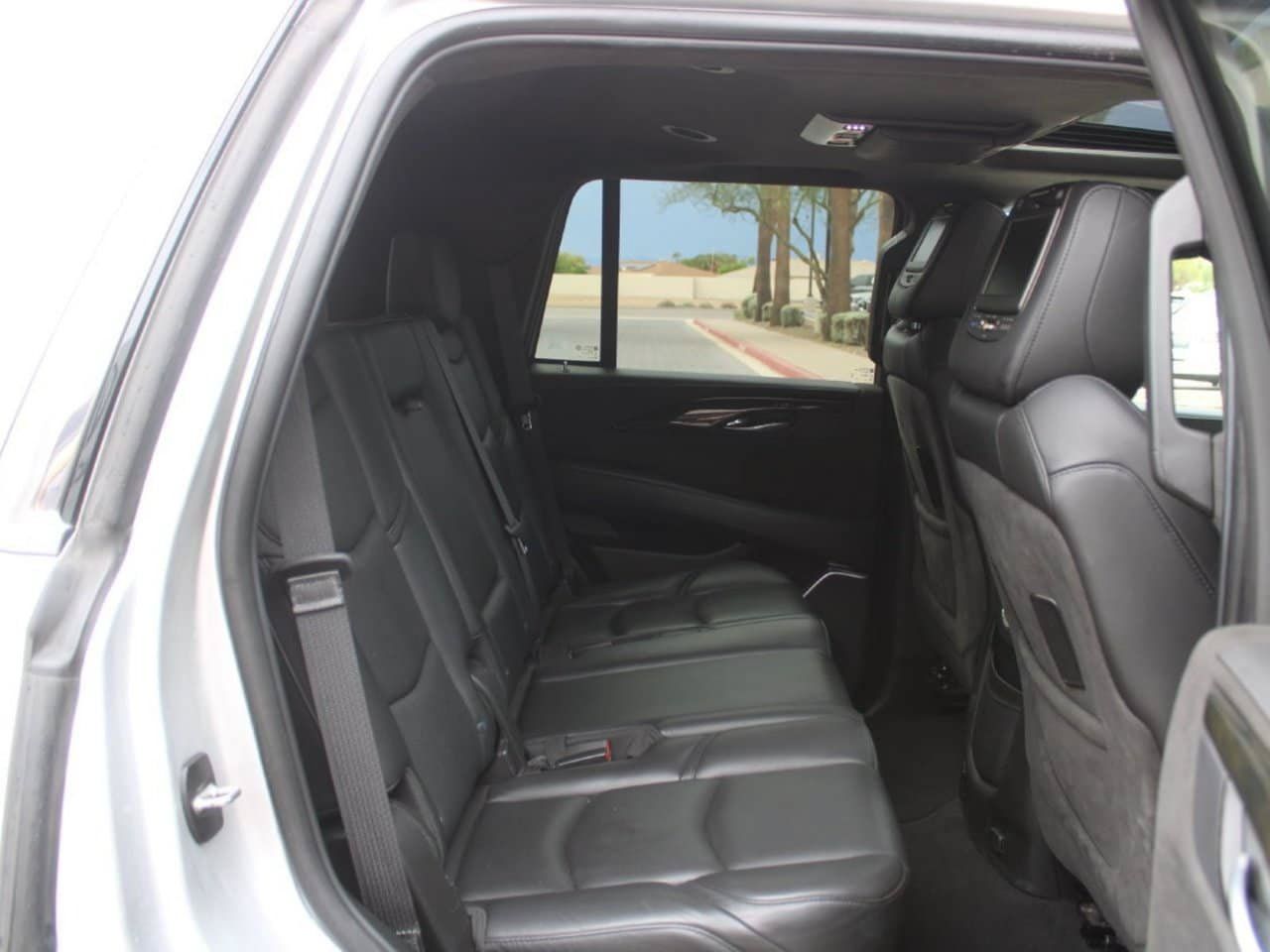 Used 2019 Cadillac Escalade Platinum AWD/4WD image 16