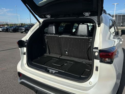 Used 2021 Toyota Highlander XSE AWD/4WD image 16