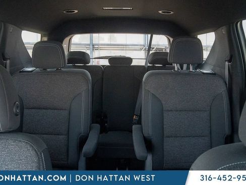 Used 2025 Chevrolet Traverse LT FWD image 19