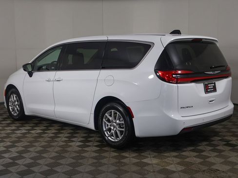 Used 2024 Chrysler Pacifica Touring-L image 11