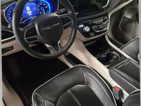 Used 2023 Chrysler Pacifica Limited FWD image 9