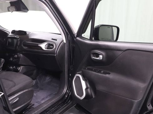 Used 2018 Jeep Renegade Latitude AWD/4WD image 16