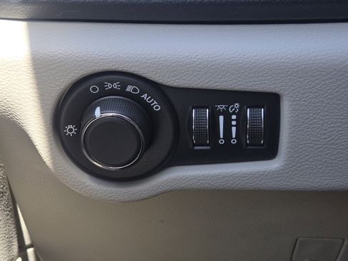 Used 2020 Chrysler Voyager Lxi image 22