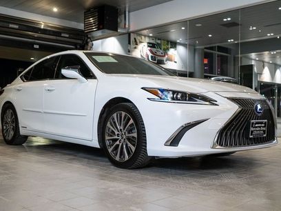 Used 2019 Lexus ES 300h w/ Luxury Package