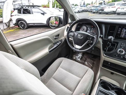 Used 2017 Toyota Sienna LE FWD image 21
