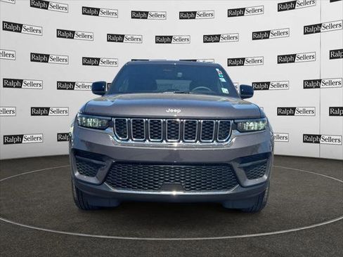 Certified 2024 Jeep Grand Cherokee Laredo X image 8
