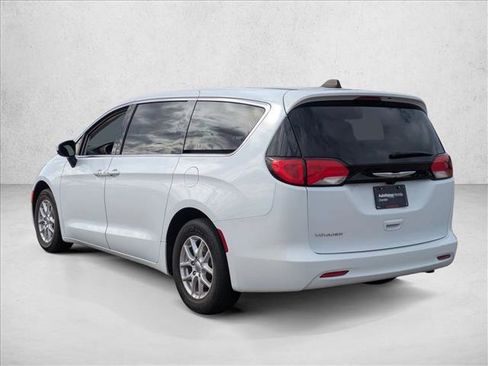 Used 2022 Chrysler Voyager LX image 7