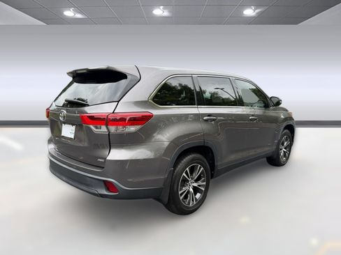 Used 2019 Toyota Highlander LE AWD/4WD image 9