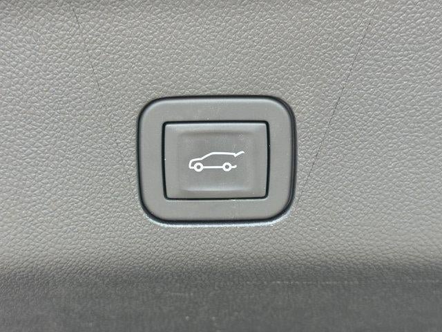 Used 2025 GMC Yukon AT4 Ultimate AWD/4WD image 19