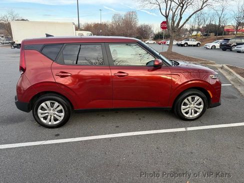 Used 2022 Kia Soul LX image 9