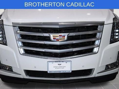 Used 2020 Cadillac Escalade Premium Luxury image 11