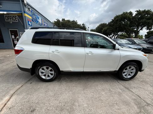 Used 2013 Toyota Highlander Plus AWD/4WD image 8