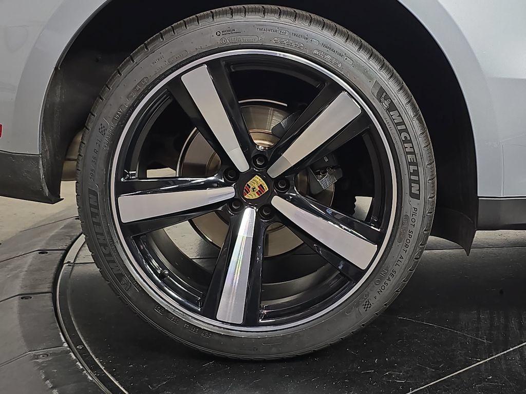 Certified 2023 Porsche Macan AWD/4WD image 29