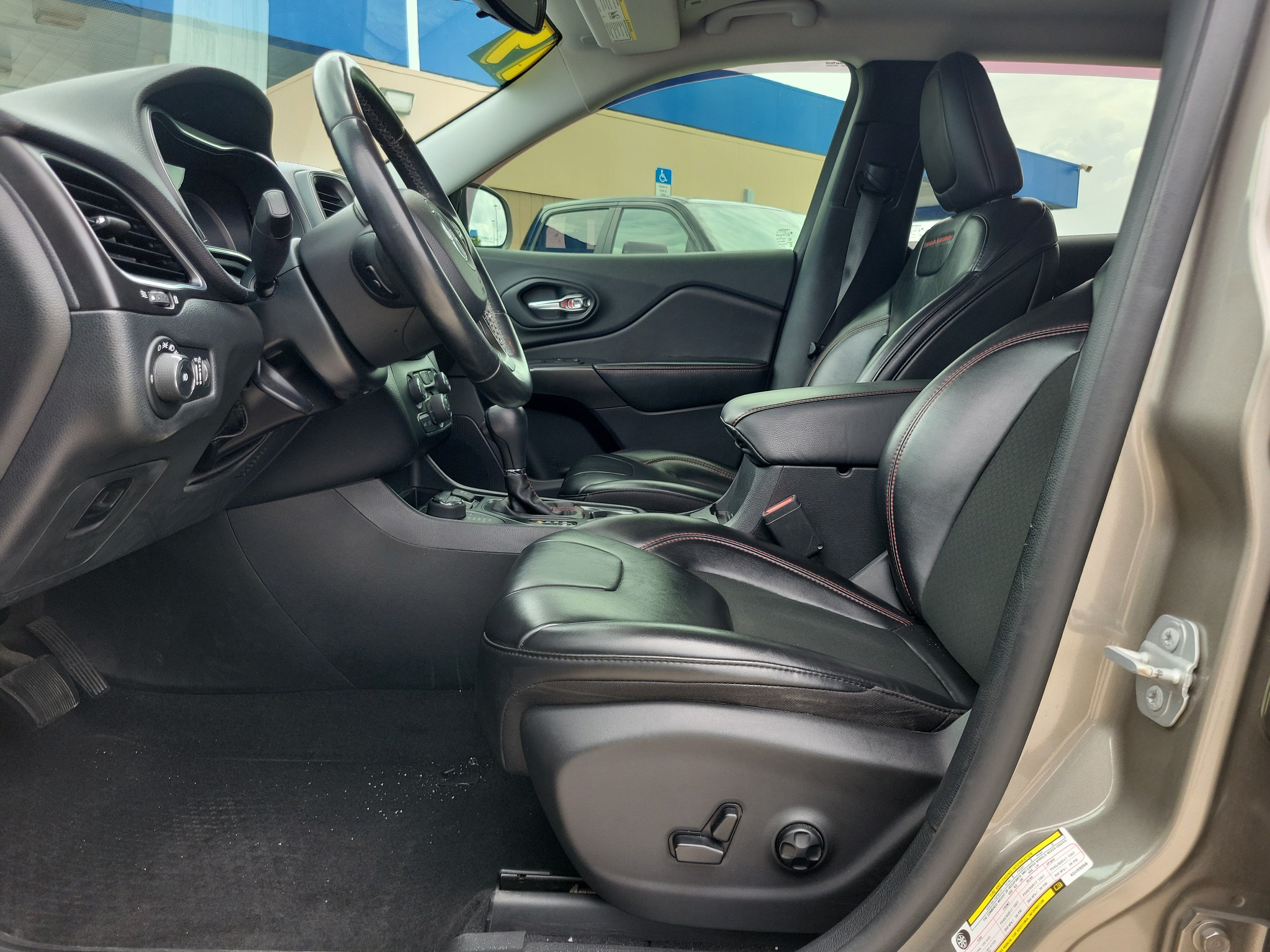 Used 2019 Jeep Cherokee Trailhawk w/ Trailer Tow Group AWD/4WD image 11