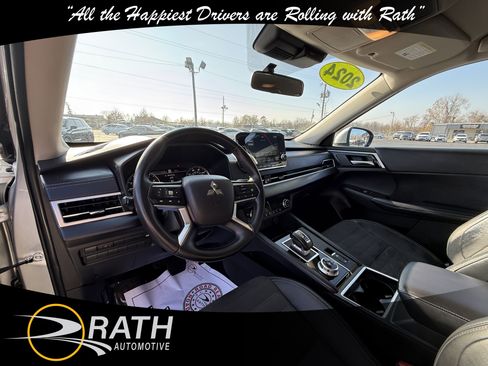 Used 2024 Mitsubishi Outlander SE image 13