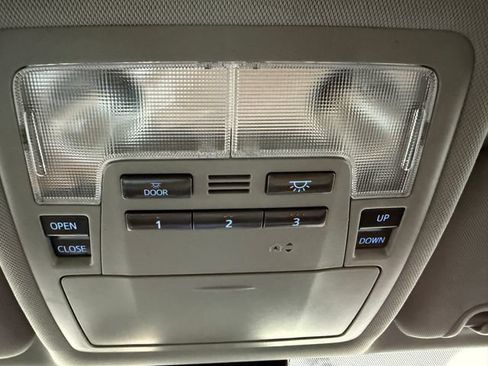 Used 2019 Toyota Highlander XLE FWD image 22