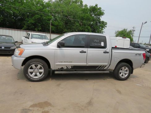 Used 2015 Nissan Titan SV w/ Tow Package AWD/4WD image 32