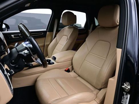 Certified 2023 Porsche Cayenne Platinum Edition image 5