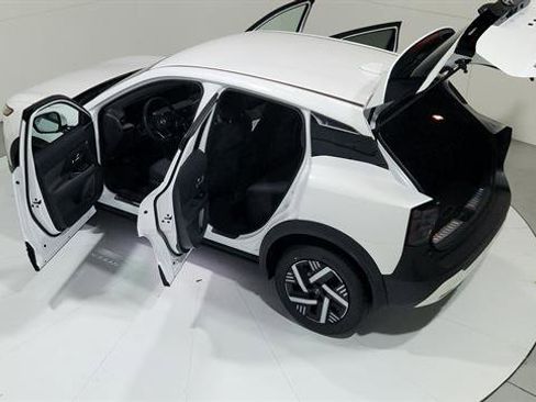 Certified 2025 Nissan Kicks SV w/ Illumination Package image 17