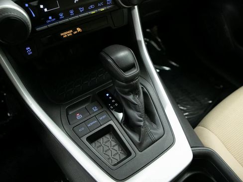 Used 2021 Toyota RAV4 LE w/ Carpet Mat Package (TMS) image 20