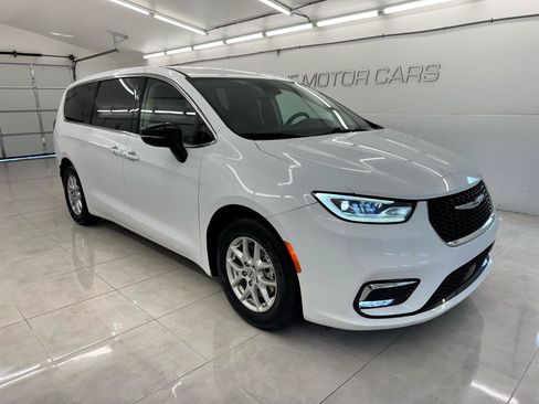 Used 2024 Chrysler Pacifica Touring-L FWD image 3