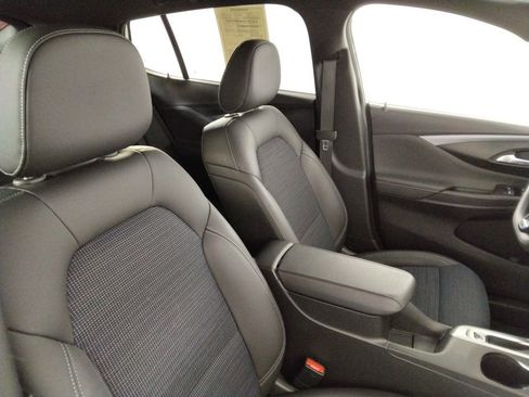 Used 2025 Buick Envista Preferred image 38