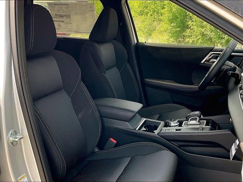 New 2025 Mitsubishi Outlander ES image 8