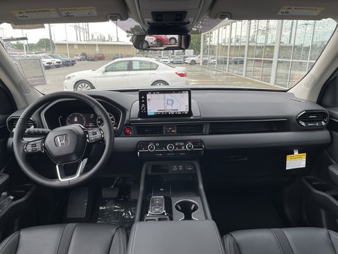 New 2025 Honda Pilot Touring image 9