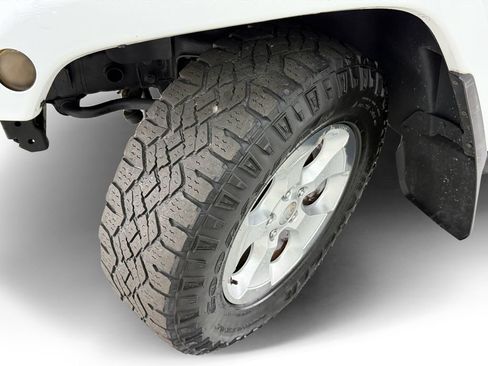 Used 2014 Jeep Wrangler Unlimited Sahara w/ Connectivity Group AWD/4WD image 9
