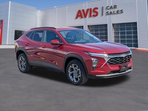 Used 2025 Chevrolet Trax LT w/ LT Convenience Package FWD image 3