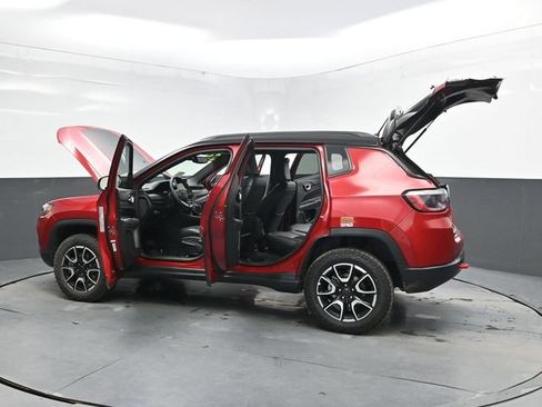 Used 2025 Jeep Compass Trailhawk AWD/4WD image 48