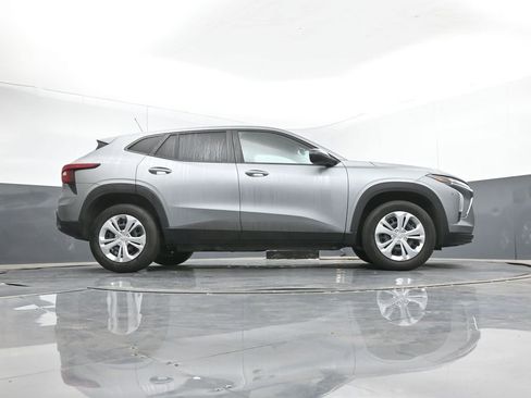 Used 2025 Chevrolet Trax LS image 40