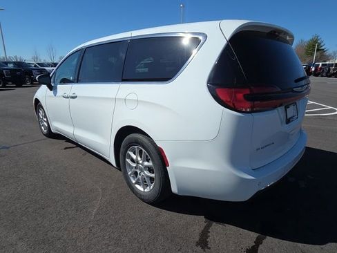 Used 2023 Chrysler Pacifica Touring-L FWD image 3