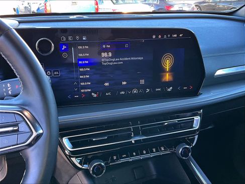 Used 2025 Chevrolet Traverse LT image 18