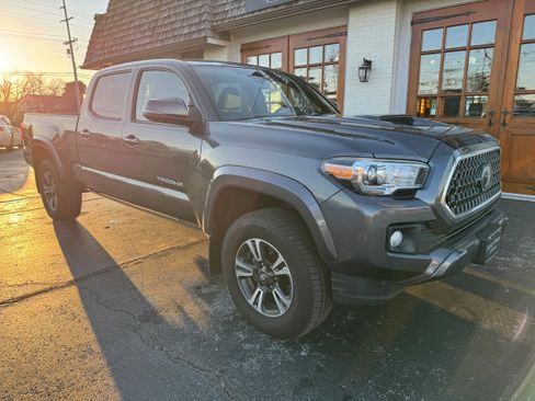 Used 2018 Toyota Tacoma TRD Off-Road image 2