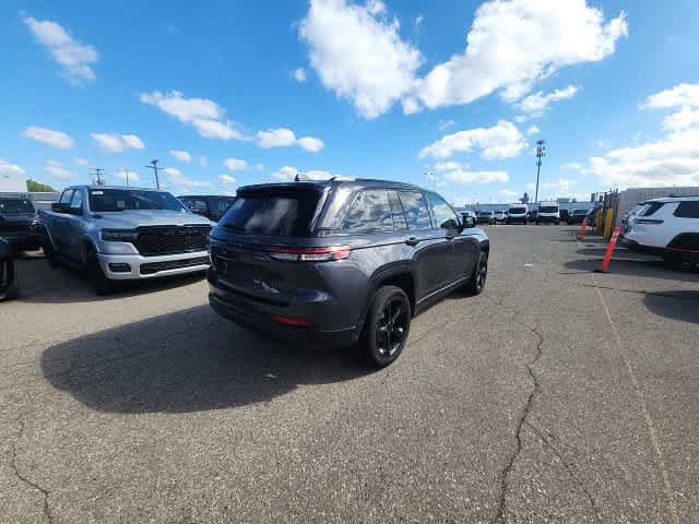 Used 2023 Jeep Grand Cherokee Altitude AWD/4WD image 13