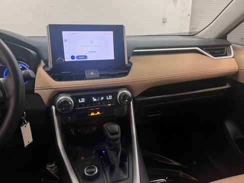 Used 2024 Toyota RAV4 LE AWD/4WD image 19