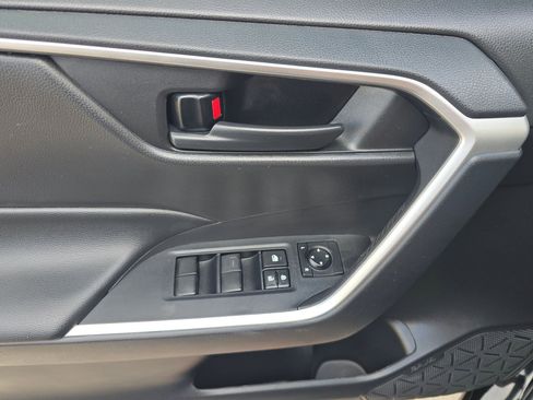 Used 2021 Toyota RAV4 LE image 22