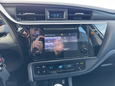 Used 2017 Toyota Corolla SE image 19