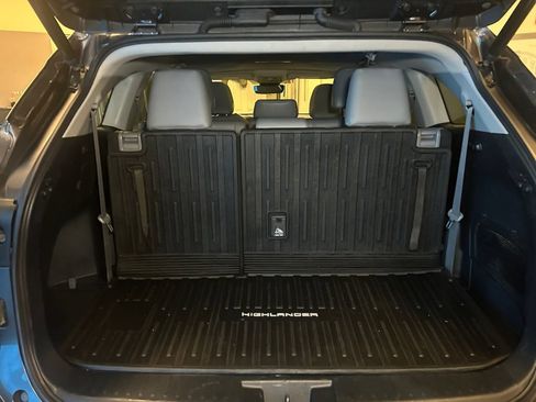 Used 2022 Toyota Highlander XLE AWD/4WD image 23