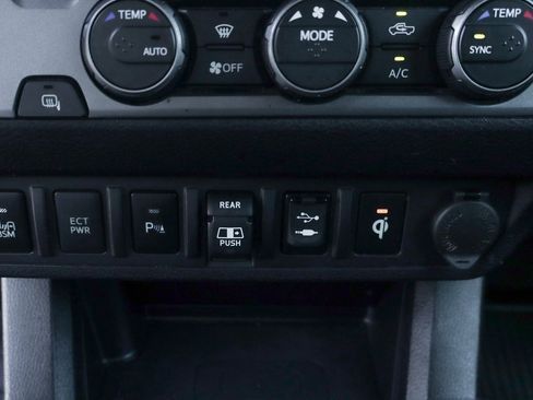 Used 2019 Toyota Tacoma TRD Sport image 34