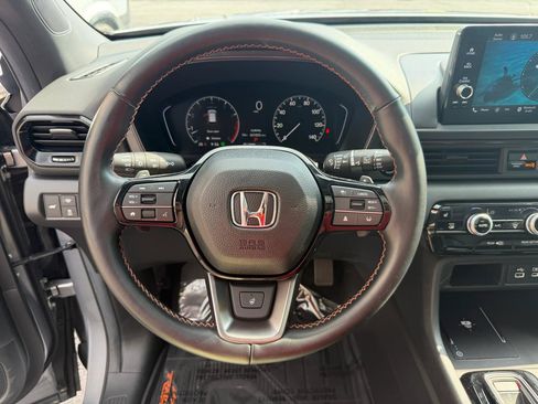 Used 2025 Honda Pilot TrailSport image 32