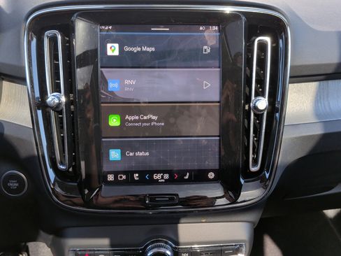 Used 2025 Volvo XC40 B5 Plus image 24