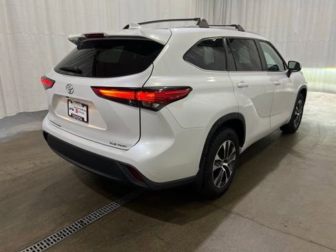 Used 2023 Toyota Highlander XLE AWD/4WD image 3