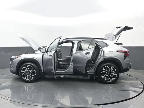 Used 2026 Chevrolet Trax RS w/ Sunroof Package FWD image 33