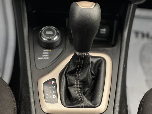 Used 2017 Jeep Cherokee Latitude AWD/4WD image 25