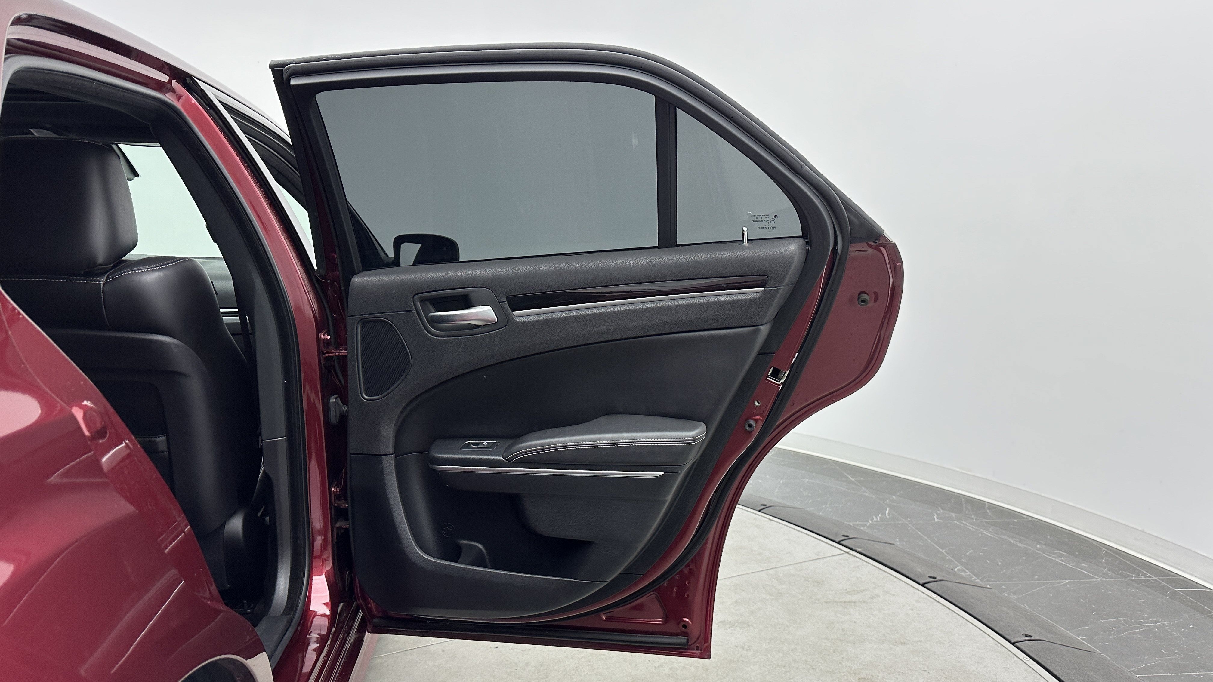 Used 2018 Chrysler 300 S w/ 300S Premium Group RWD image 32